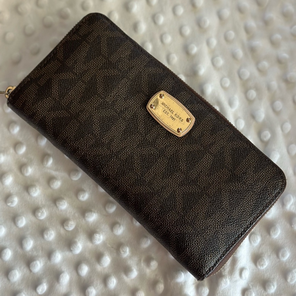 Micheal Kors Large zip around wallet